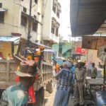 वाराणसी कैंट स्टेशन क्षेत्र में नगर निगम का बड़ा अतिक्रमण अभियान, दुकानदारों पर चला जुर्माने का डंडा
