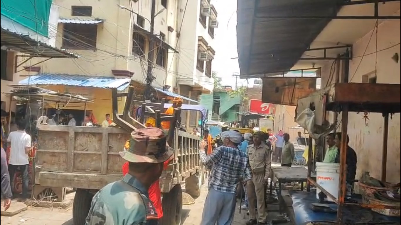वाराणसी कैंट स्टेशन क्षेत्र में नगर निगम का बड़ा अतिक्रमण अभियान, दुकानदारों पर चला जुर्माने का डंडा