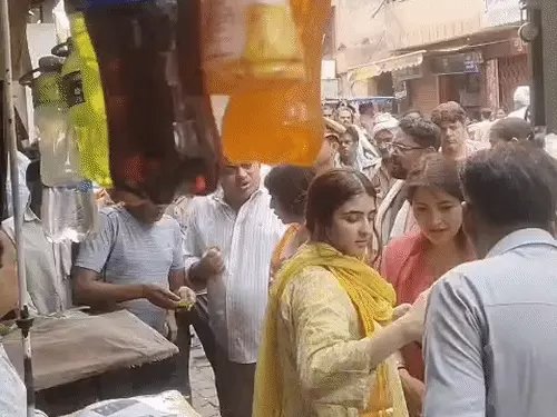 अखिलेश यादव के जन्मदिन से पहले काशी पहुंचीं सांसद डिंपल यादव, मंगला आरती में शामिल होकर परिवार संग किया मंदिरों का दर्शन