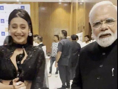 रेड कार्पेट पर मज़ेदार पल: ईशा मालवीय ने मोदी के हमशक्ल को समझ लिया असली प्रधानमंत्री, वीडियो वायरल