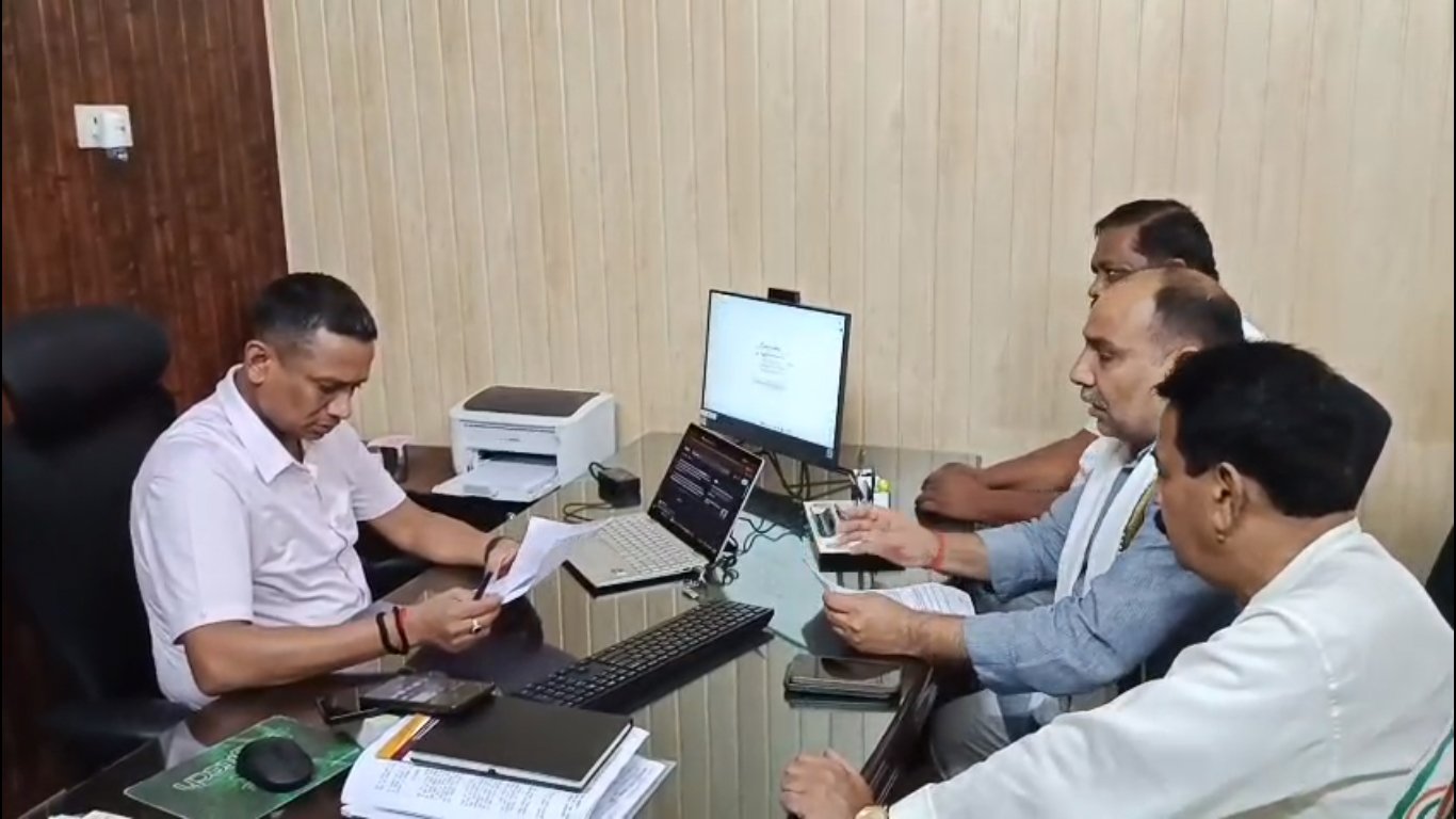 मतदान केंद्रों के प्रस्तावित बदलाव पर कांग्रेस ने जताई आपत्ति, डीएम को सौंपा ज्ञापन