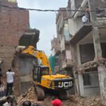 वाराणसी: दालमंडी चौड़ीकरण अभियान तेज, तीन अवैध मकान ध्वस्त, करीब 170 ढांचों पर चल चुका बुलडोज़र