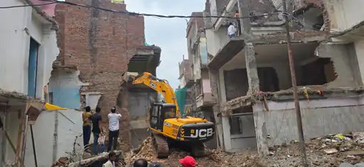 वाराणसी: दालमंडी चौड़ीकरण अभियान तेज, तीन अवैध मकान ध्वस्त, करीब 170 ढांचों पर चल चुका बुलडोज़र