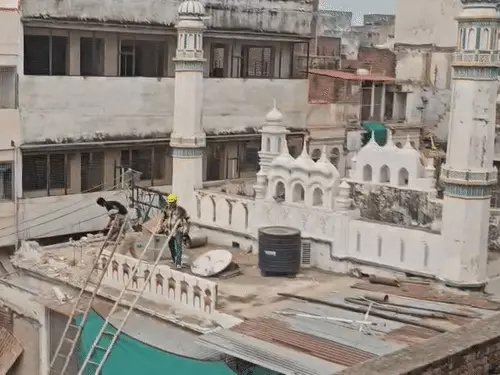 वाराणसी के दालमंडी में सड़क चौड़ीकरण शुरू, पांच मस्जिदों के चिह्नित हिस्सों पर चला ध्वस्तीकरण अभियान, भारी सुरक्षा बल तैनात