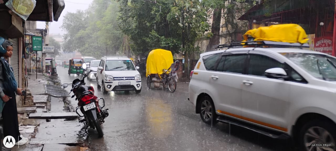 वाराणसी में सुबह से झमाझम बारिश, गरज-चमक के साथ बदला मौसम; गर्मी और उमस से मिली राहत