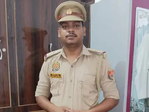 वाराणसी में फर्जी पुलिस अधिकारी बनकर लोगों से ठगी का आरोप, युवक गिरफ्तार