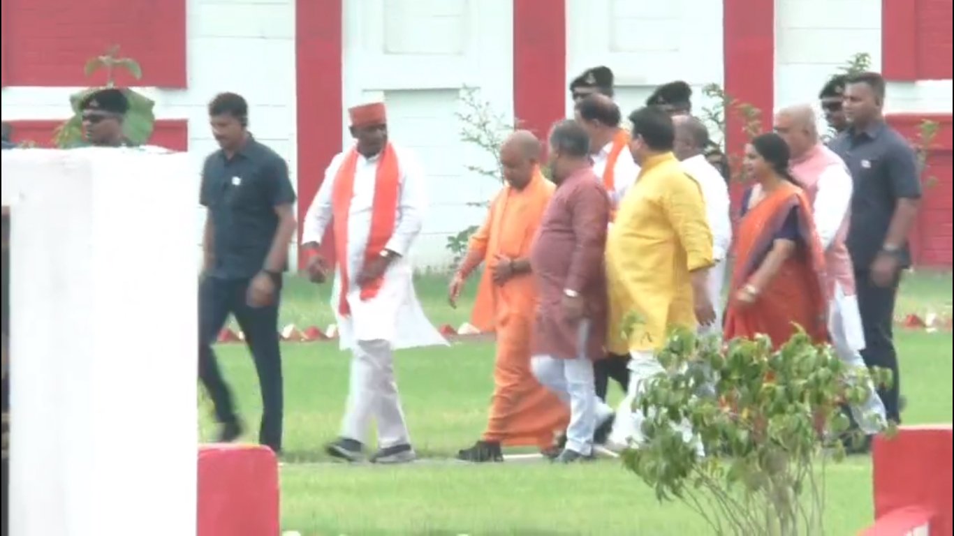 सीएम योगी आदित्यनाथ वाराणसी पहुंचे, विश्वनाथ मंदिर में करेंगे दर्शन; शिक्षक कैशलेस चिकित्सा योजना का करेंगे शुभारंभ