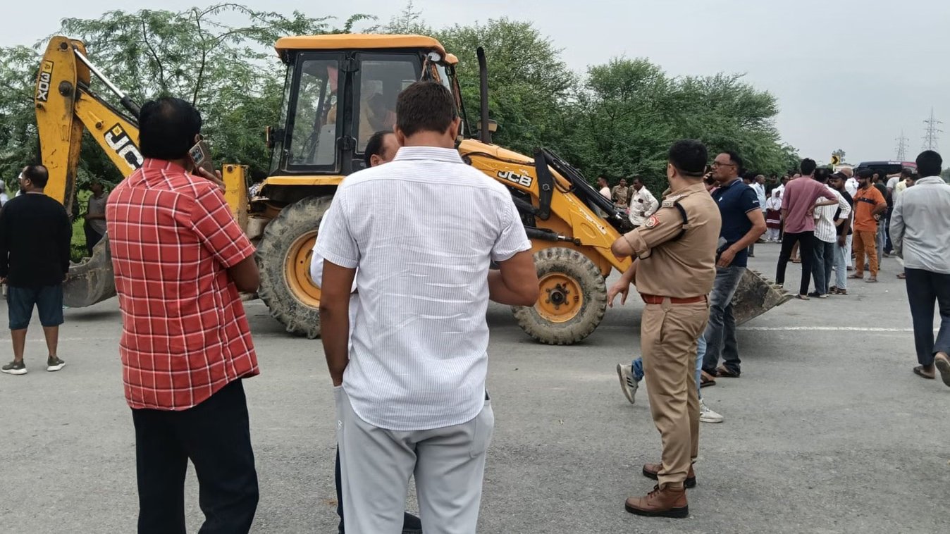आजमगढ़ में स्कूली बच्चों से भरी बस पलटी, 9 वर्षीय छात्र की मौत, कई घायल