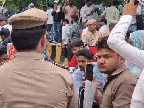 मेरठ कलेक्ट्रेट पर ललिता गौतम हत्याकांड को लेकर प्रदर्शन, पुलिस से झड़प के बाद लाठीचार्ज; कई लोग हिरासत में