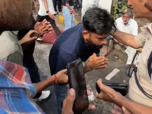 बारिश में भीग रहे छात्रों के लिए टेंट की मांग, CJP फाउंडर अभिजीत दीपके ने पुलिस से लगाई गुहार