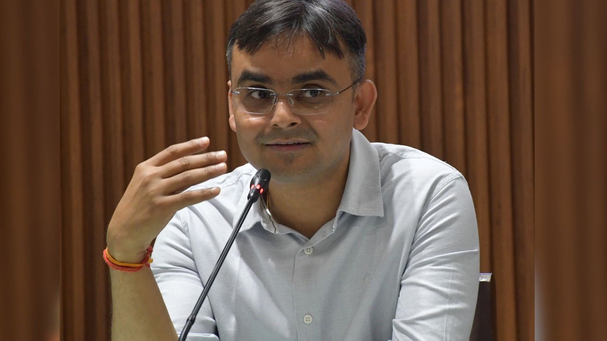 आईजीआरएस शिकायतों में लापरवाही पर डीएम का सख्त एक्शन, छह अधिकारियों-कर्मचारियों पर कार्रवाई
