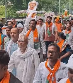 वाराणसी में मंत्री रविंद्र जायसवाल के समर्थन में सड़क पर उतरी भाजपा, अखिलेश यादव का फूंका पुतला