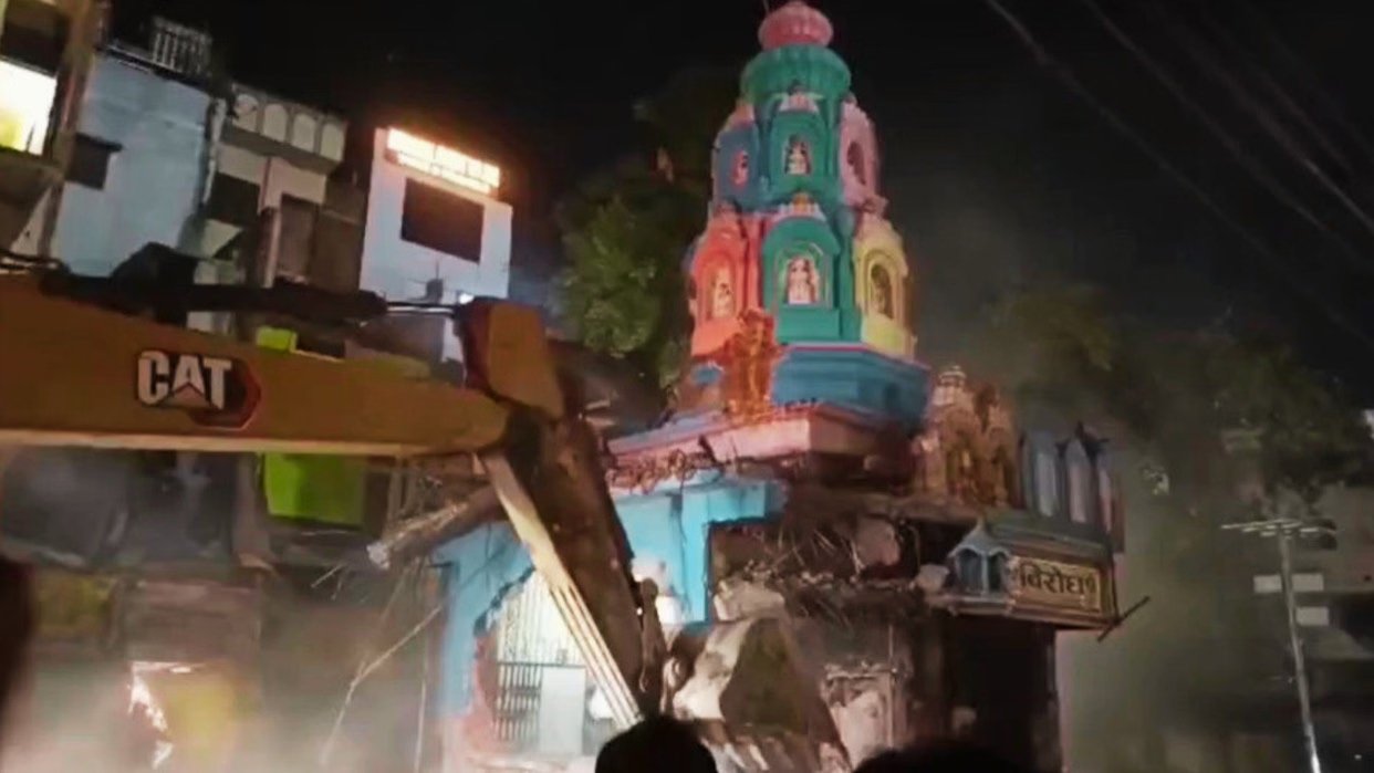 डीडीयू नगर में सड़क चौड़ीकरण के दौरान हादसा, मंदिर का गुंबद गिरने से पीडब्ल्यूडी कर्मी की मौत