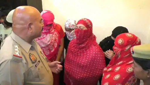 मलदहिया के ज्योति गेस्ट हाउस पर पुलिस की बड़ी रेड, देह व्यापार के आरोप में 9 गिरफ्तार
