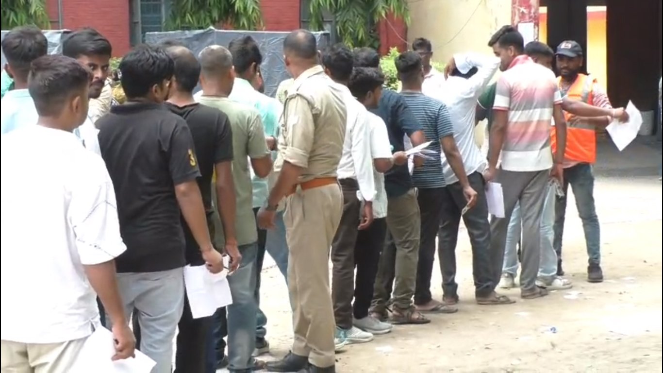 Varanasi में यूपीटीईटी शुरू: 68 केंद्रों पर 1.60 लाख अभ्यर्थी देंगे परीक्षा, ट्रिपल लेयर निगरानी
