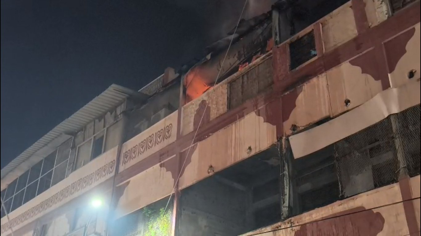 शीतला घाट स्थित सहकारी भवन में शॉर्ट सर्किट से लगी आग, दमकल की तत्परता से टला बड़ा हादसा