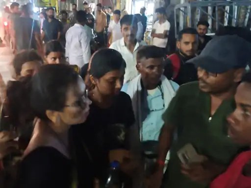 वाराणसी: युवती से बीच सड़क छेड़छाड़, विरोध करने पर हंगामा; भागते समय कार ने किशोरी को मारी टक्कर
