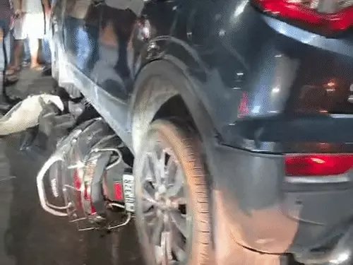 "अब देख, तेरे साथ क्या करती हूं…" कहासुनी के बाद कार से स्कूटी में मारी टक्कर, गोमतीनगर में युवती कार के नीचे फंसी; पैर में दो फ्रैक्चर