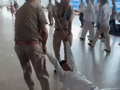 महिला यात्री को ट्रेन में चढ़ाने के लिए रुकवाई गाड़ी, फिर DSS को घसीटते हुए ले गए RPF जवान; 4 पर कार्रवाई