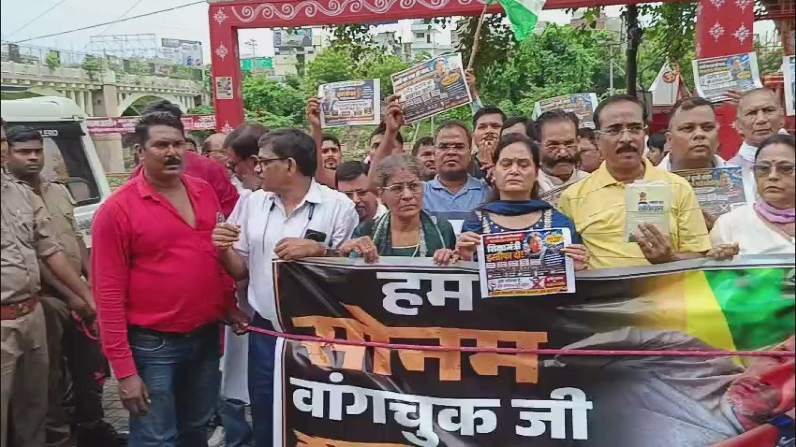 सोनम वांगचुक के समर्थन में वाराणसी में प्रदर्शन, पेपर लीक मुद्दे पर राष्ट्रपति को सौंपा ज्ञापन