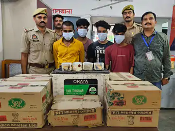 वाराणसी में चेन स्नेचिंग और शराब ठेके में चोरी करने वाले चार बदमाश गिरफ्तार, 405 पाउच शराब और बैटरी बरामद