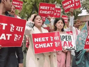 NEET विवाद पर सपा-कांग्रेस का देशभर में प्रदर्शन: दिल्ली में डिंपल यादव समेत कई सांसदों को पुलिस ने रोका, BHU में छात्रों का उग्र प्रदर्शन