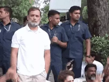 पेपर लीक विवाद पर कांग्रेस का पीएम आवास की ओर मार्च, राहुल-प्रियंका समेत कई बड़े नेता धरने पर बैठे; पुलिस ने कई नेताओं को लिया हिरासत में
