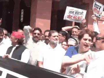 संसद परिसर में सत्ता और विपक्ष आमने-सामने, NEET मुद्दे पर जोरदार प्रदर्शन; हंगामे के बीच लोकसभा-राज्यसभा की कार्यवाही स्थगित
