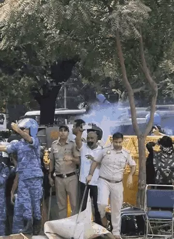 जंतर-मंतर पर बवाल: पुलिस पर पथराव, गाड़ियों में तोड़फोड़; लाठीचार्ज-आंसू गैस, कई घायल