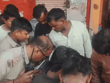 काशी विश्वनाथ मंदिर के वीआईपी गेट पर पीएसी जवान की कार्बाइन से अचानक फायरिंग, तीन लोग घायल, मचा हड़कंप