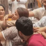 बांके बिहारी मंदिर में श्रद्धालु पर बरसी महिला सिपाही, भीड़ के बीच टी-शर्ट पकड़कर जड़े कई थप्पड़; वीडियो वायरल