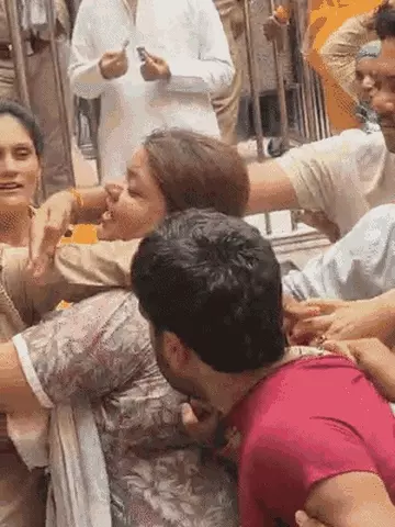 बांके बिहारी मंदिर में श्रद्धालु पर बरसी महिला सिपाही, भीड़ के बीच टी-शर्ट पकड़कर जड़े कई थप्पड़; वीडियो वायरल