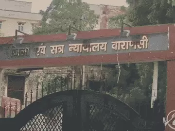 वाराणसी कोर्ट परिसर से पुलिस को चकमा देकर फरार हुआ शातिर चोर: पेशी के लिए लाया गया था, दो कांस्टेबल पर केस दर्ज
