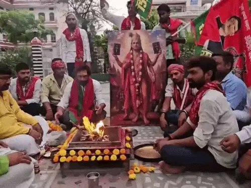 अखिलेश यादव के जन्मदिन पर वाराणसी में महाआरती, सपा ने वरुणा कॉरिडोर से 2027 का दिया चुनावी संदेश
