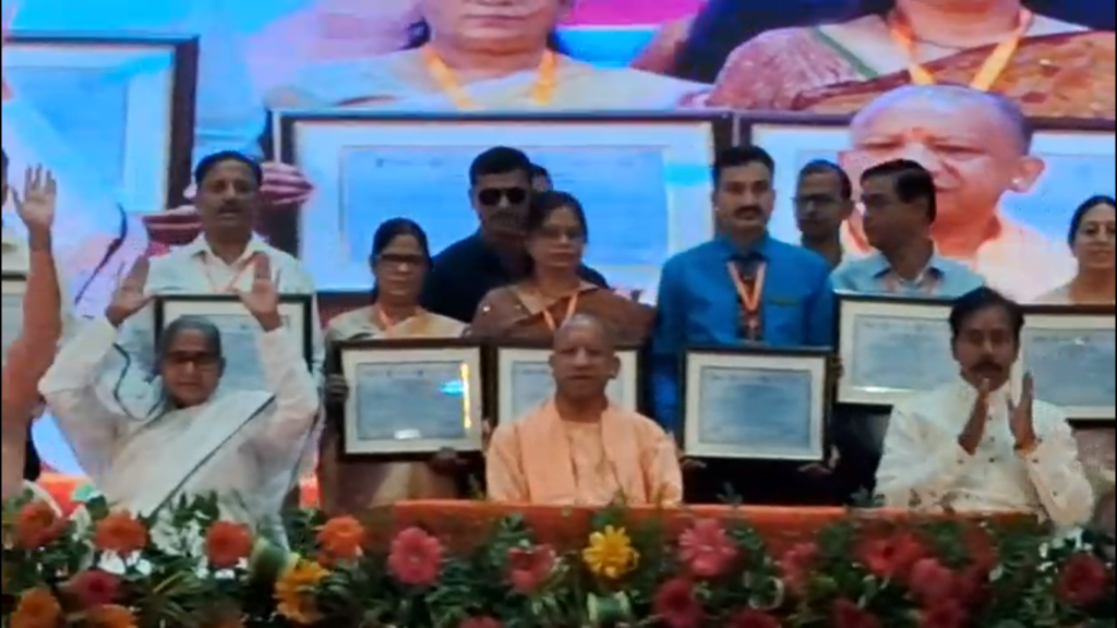 काशी से शिक्षा क्षेत्र को बड़ी सौगात: शिक्षकों के लिए कैशलेस इलाज योजना शुरू, विद्यार्थियों को डीबीटी से मिली सहायता