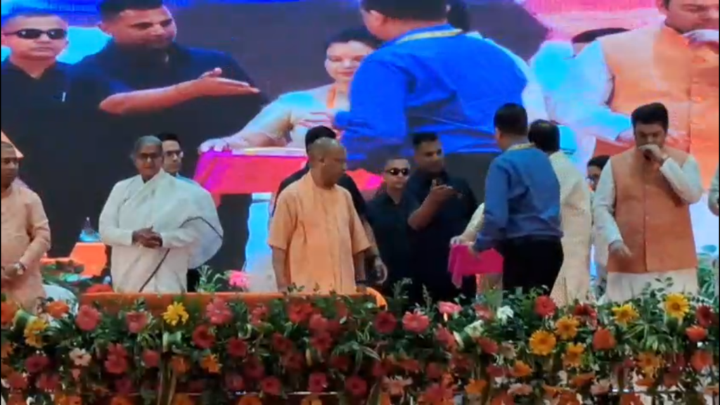 काशी से शिक्षा क्षेत्र को बड़ी सौगात: शिक्षकों के लिए कैशलेस इलाज योजना शुरू, विद्यार्थियों को डीबीटी से मिली सहायता