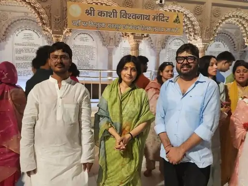 अखिलेश यादव के जन्मदिन से पहले काशी पहुंचीं सांसद डिंपल यादव, मंगला आरती में शामिल होकर परिवार संग किया मंदिरों का दर्शन