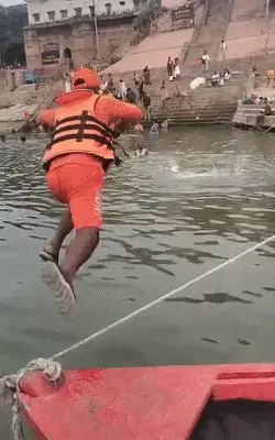 गंगा में डूब रहे युवक को एनडीआरएफ ने बचाया, दांडी घाट पर समय रहते चला रेस्क्यू ऑपरेशन