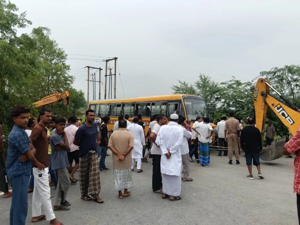 आजमगढ़ में स्कूली बच्चों से भरी बस पलटी, 9 वर्षीय छात्र की मौत, कई घायल