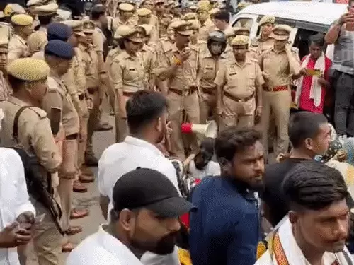 मेरठ कलेक्ट्रेट पर ललिता गौतम हत्याकांड को लेकर प्रदर्शन, पुलिस से झड़प के बाद लाठीचार्ज; कई लोग हिरासत में