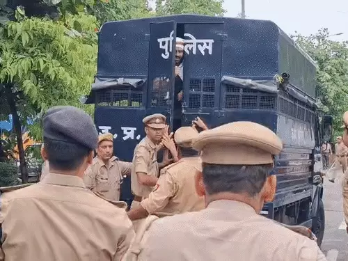 मेरठ कलेक्ट्रेट पर ललिता गौतम हत्याकांड को लेकर प्रदर्शन, पुलिस से झड़प के बाद लाठीचार्ज; कई लोग हिरासत में