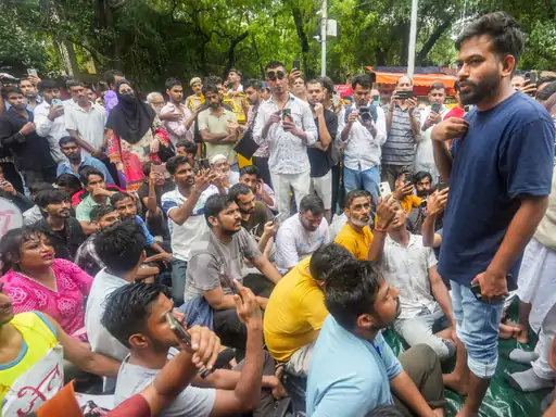 बारिश में भीग रहे छात्रों के लिए टेंट की मांग, CJP फाउंडर अभिजीत दीपके ने पुलिस से लगाई गुहार