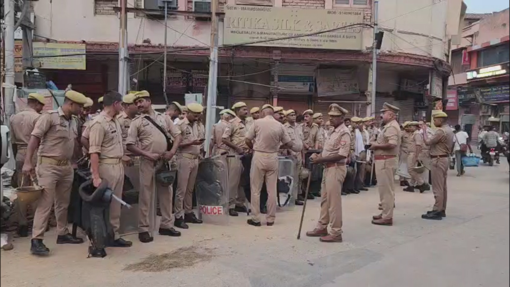 वाराणसी के दालमंडी में सड़क चौड़ीकरण शुरू, पांच मस्जिदों के चिह्नित हिस्सों पर चला ध्वस्तीकरण अभियान, भारी सुरक्षा बल तैनात