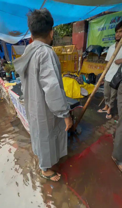बारिश में भीग रहे छात्रों के लिए टेंट की मांग, CJP फाउंडर अभिजीत दीपके ने पुलिस से लगाई गुहार