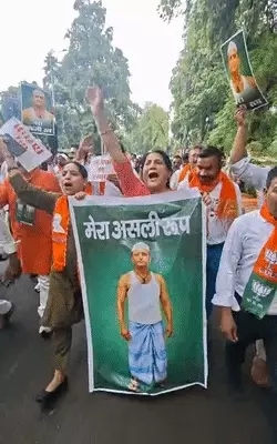 वाराणसी में मंत्री रविंद्र जायसवाल के समर्थन में सड़क पर उतरी भाजपा, अखिलेश यादव का फूंका पुतला