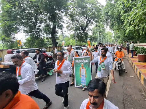 वाराणसी में मंत्री रविंद्र जायसवाल के समर्थन में सड़क पर उतरी भाजपा, अखिलेश यादव का फूंका पुतला