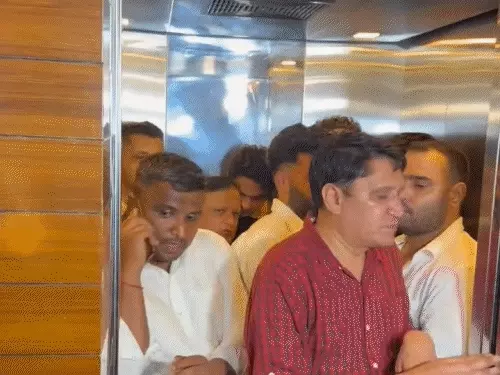 राघव जुयाल की बर्थडे पार्टी में पहुंचे आर्यन खान, भीड़ के बीच गिरे फैन की की मदद, सोशल मीडिया पर हुई जमकर तारीफ
