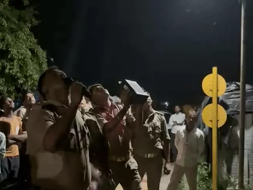 शाहजहांपुर में 125 फीट ऊंचे टॉवर पर चढ़ा युवक, 16 घंटे से जारी हाईवोल्टेज ड्रामा; कभी CBI तो कभी राष्ट्रपति को बुलाने की मांग