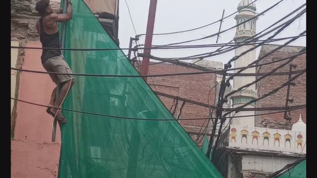 वाराणसी के दालमंडी में सड़क चौड़ीकरण शुरू, पांच मस्जिदों के चिह्नित हिस्सों पर चला ध्वस्तीकरण अभियान, भारी सुरक्षा बल तैनात