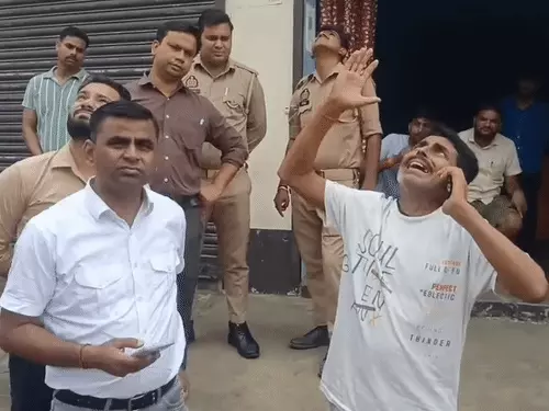शाहजहांपुर में 125 फीट ऊंचे टॉवर पर चढ़ा युवक, 16 घंटे से जारी हाईवोल्टेज ड्रामा; कभी CBI तो कभी राष्ट्रपति को बुलाने की मांग